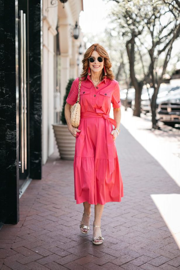 Dallas blogger in Chico's pink safari style dress