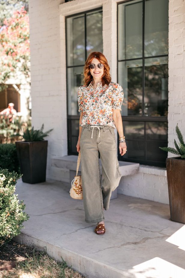 WOMAN WEARING HER FAVORITE SUMMER PANTS AND FLORAL TOP