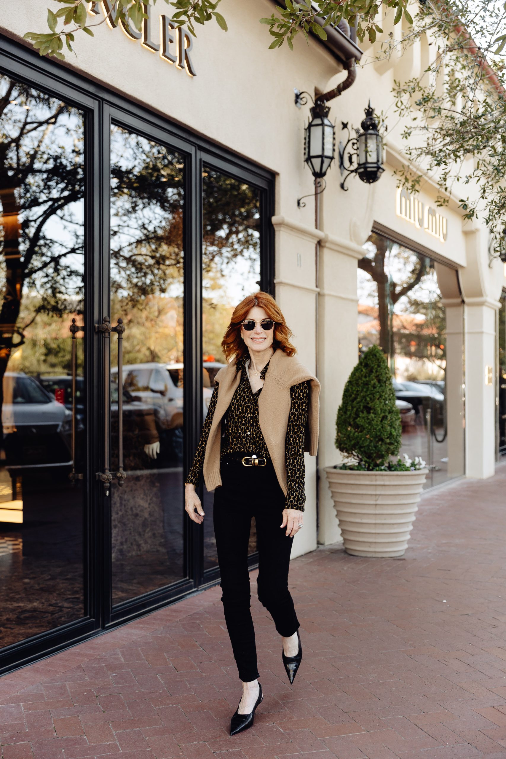 THE POWER OF BLACK PANTS: TWO CLASSIC LOOKS THAT ALWAYS WORK